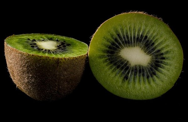 Kiwi pendant la grossesse : un allié santé pour maman et bébé